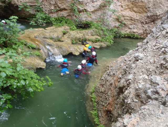  集体在水生峡谷 